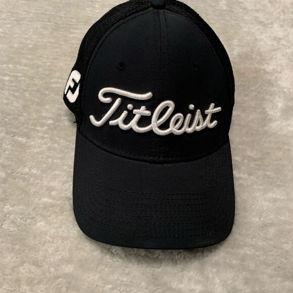 Titleist FJ  Pro V1 Golf Hat Cap Fitted Mesh Deep Back Sz M/L - Black - Picture 1 of 6